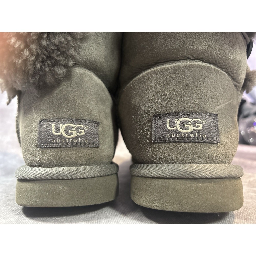 UGG Bailey Button 5803 Gray Sheepskin Suede Boots Women's Size 9 - Picture 4 of 4